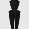 Djup V-ringad jumpsuit med axelvaddar och veck Djup V-ringad jumpsuit med axelvaddar och veck