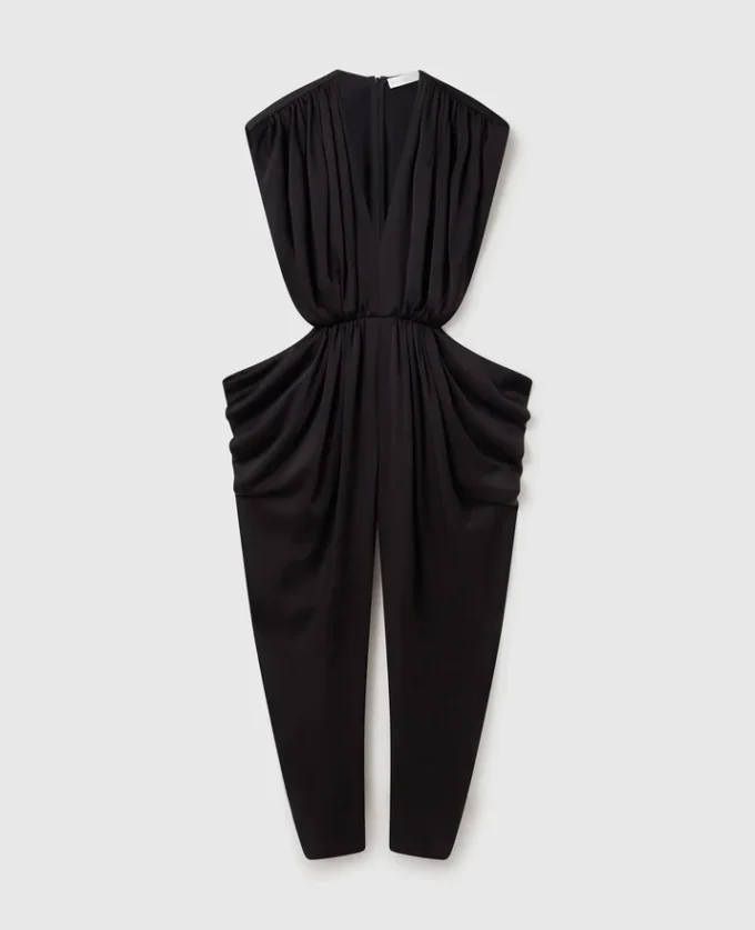 Djup V-ringad jumpsuit med axelvaddar och veck Djup V-ringad jumpsuit med axelvaddar och veck