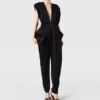 Djup V-ringad jumpsuit med axelvaddar och veck Djup V-ringad jumpsuit med axelvaddar och veck