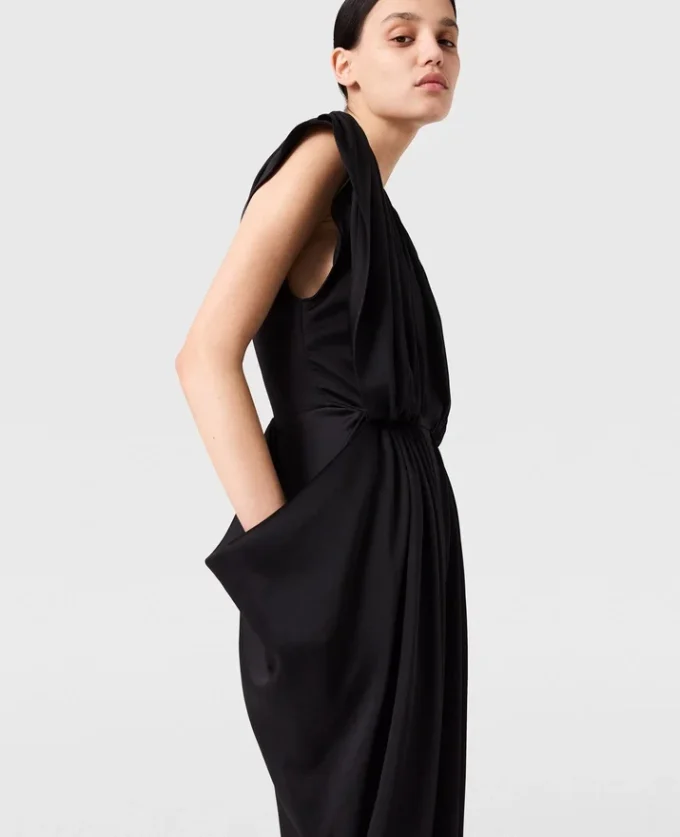 Djup V-ringad jumpsuit med axelvaddar och veck Djup V-ringad jumpsuit med axelvaddar och veck