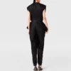 Djup V-ringad jumpsuit med axelvaddar och veck Djup V-ringad jumpsuit med axelvaddar och veck
