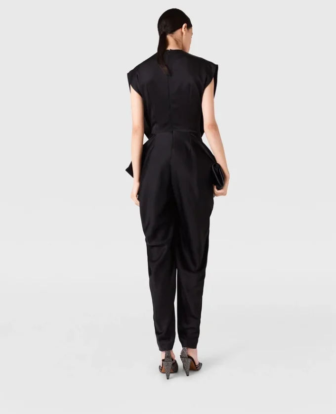 Djup V-ringad jumpsuit med axelvaddar och veck Djup V-ringad jumpsuit med axelvaddar och veck