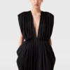 Djup V-ringad jumpsuit med axelvaddar och veck Djup V-ringad jumpsuit med axelvaddar och veck