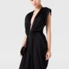 Djup V-ringad jumpsuit med axelvaddar och veck Djup V-ringad jumpsuit med axelvaddar och veck