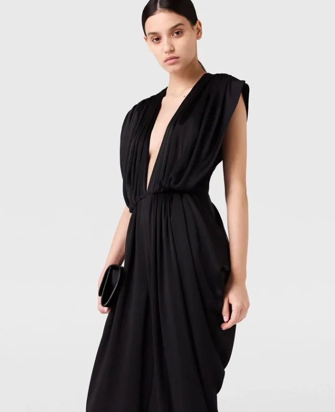 Djup V-ringad jumpsuit med axelvaddar och veck Djup V-ringad jumpsuit med axelvaddar och veck