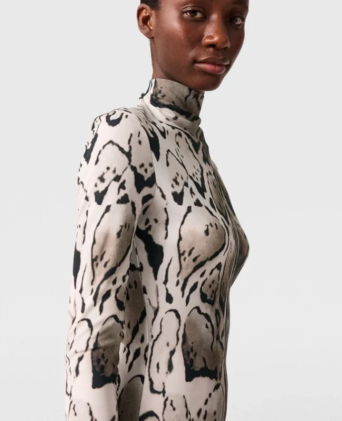 Drapierad midiklänning med molnleopardmönster Drapierad midiklänning med molnleopardmönster