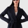 Dubbelvävd trenchcoat med bälte Dubbelvävd trenchcoat med bälte