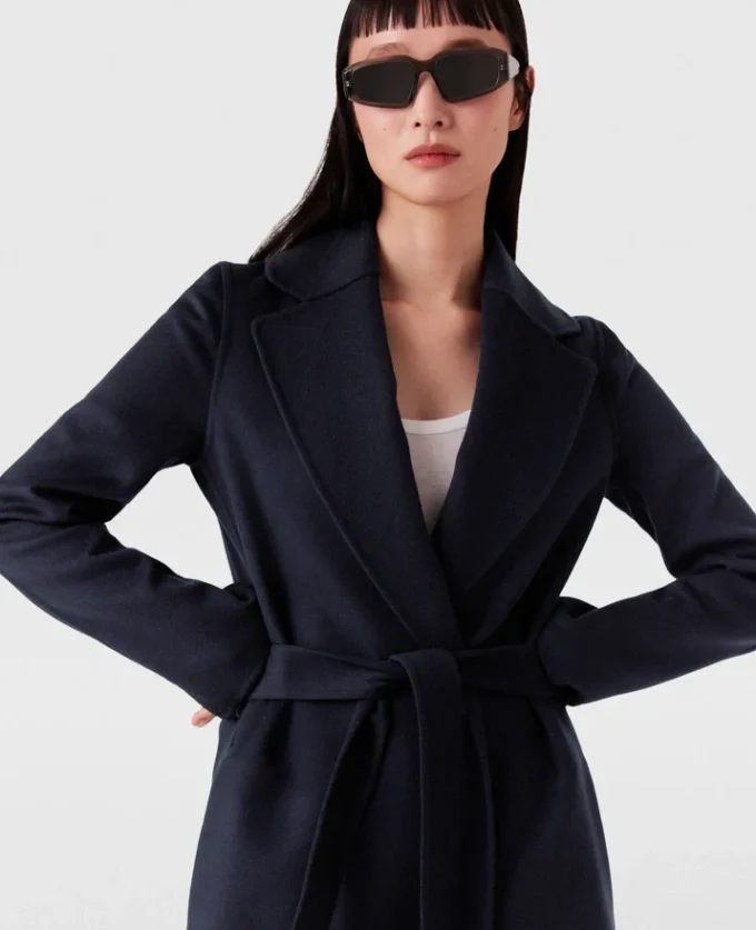 Dubbelvävd trenchcoat med bälte Dubbelvävd trenchcoat med bälte