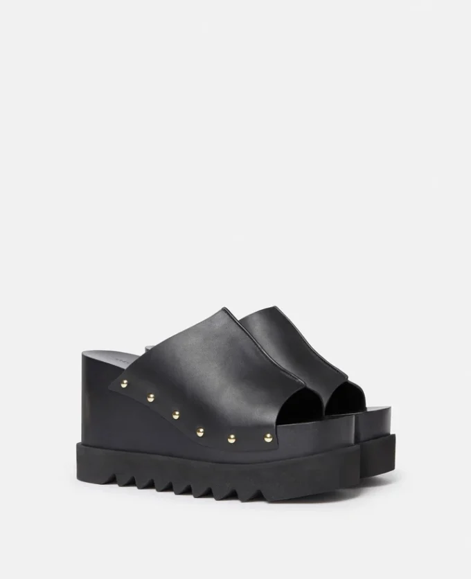 Elyse sandaler med kilklack och nitar Elyse sandaler med kilklack och nitar