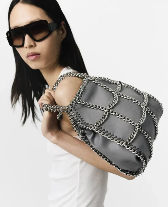 Falabella Chain Cage Mini Tote Bag i begränsad upplaga Falabella Chain Cage Mini Tote Bag i begränsad upplaga