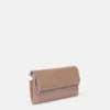 Falabella Flap Continental plånbok i pärlemorskimrande färg Falabella Flap Continental plånbok i pärlemorskimrande färg