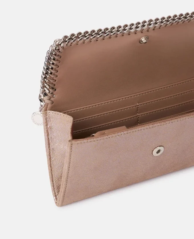 Falabella Flap Continental plånbok i pärlemorskimrande färg Falabella Flap Continental plånbok i pärlemorskimrande färg
