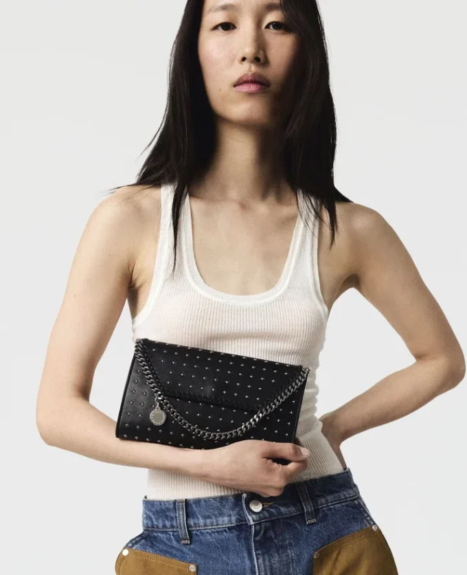 Falabella Star Studs Wallet Crossbody Bag i begränsad upplaga Falabella Star Studs Wallet Crossbody Bag i begränsad upplaga