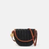 Frayme vävd raffia medium axelväska med lock Frayme vävd raffia medium axelväska med lock