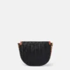 Frayme vävd raffia medium axelväska med lock Frayme vävd raffia medium axelväska med lock