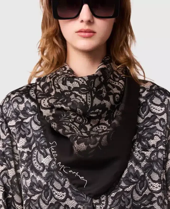 Fyrkantig scarf med spetsmönster
