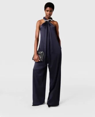 Halterneck-overall i satin med kulkedja