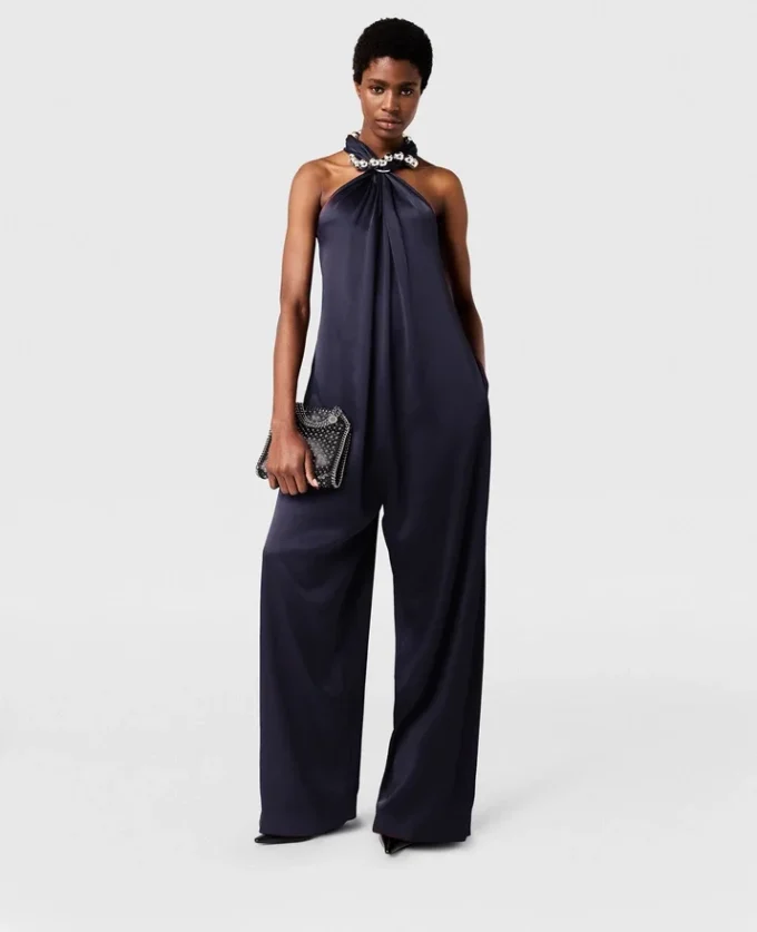 Halterneck-overall i satin med kulkedja Halterneck-overall i satin med kulkedja