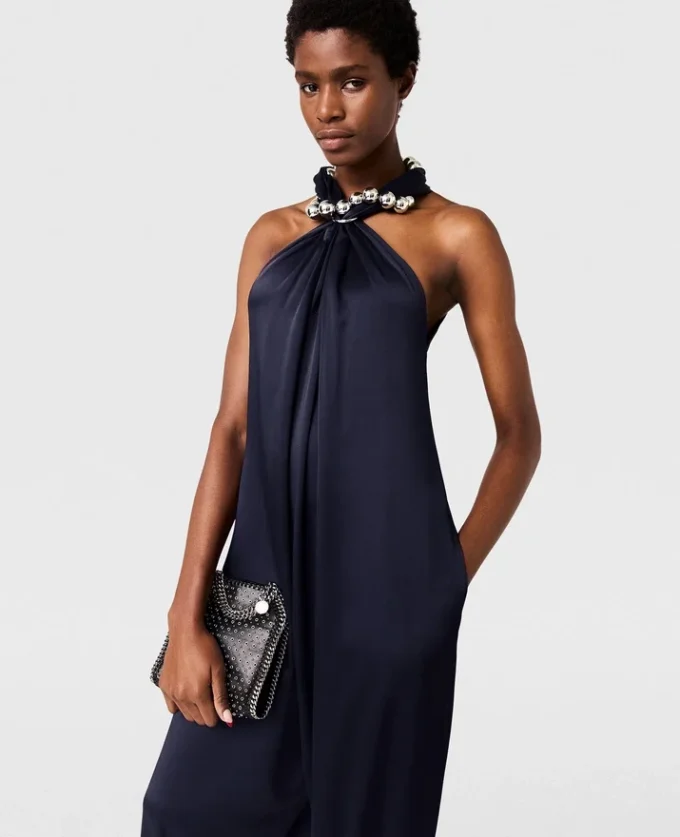 Halterneck-overall i satin med kulkedja Halterneck-overall i satin med kulkedja