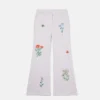 Jeans med broderad blomma