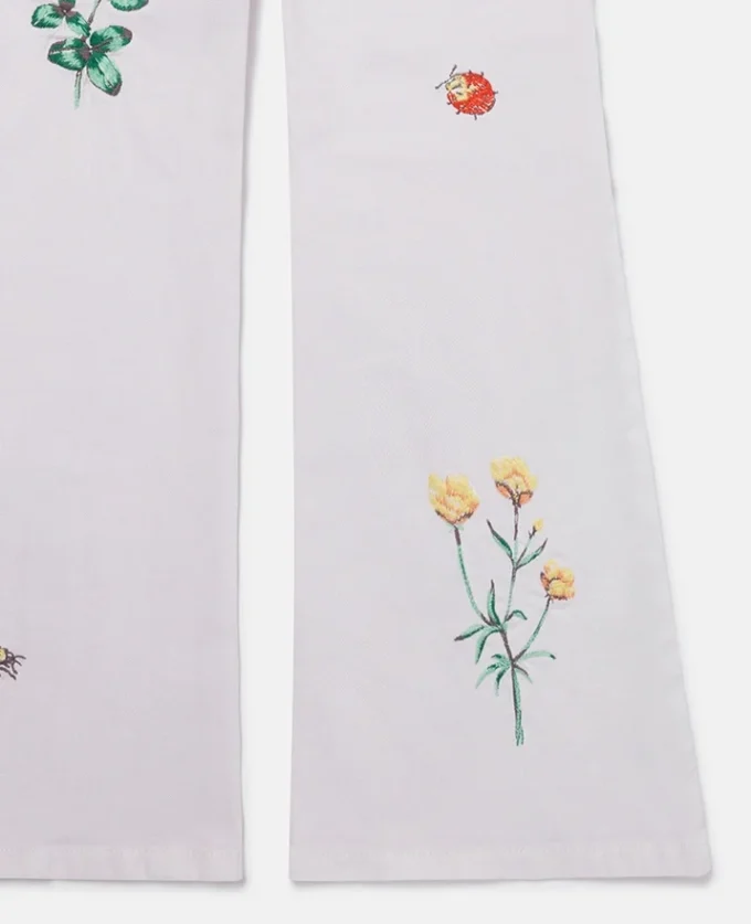 Jeans med broderad blomma