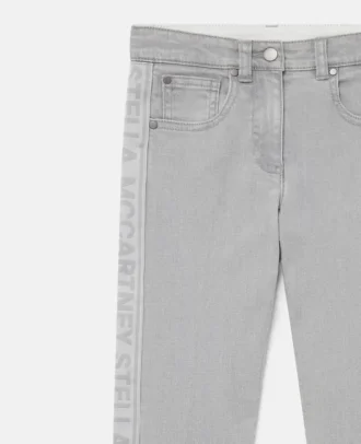 Jeans med märkespanel