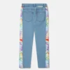 Jeans med raka ben och regnbågslogotyp