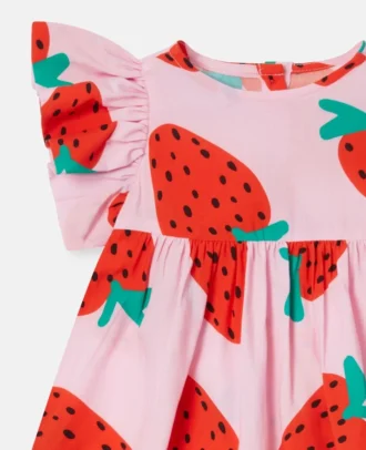 Klädset med jordgubbsmönster och bloomers