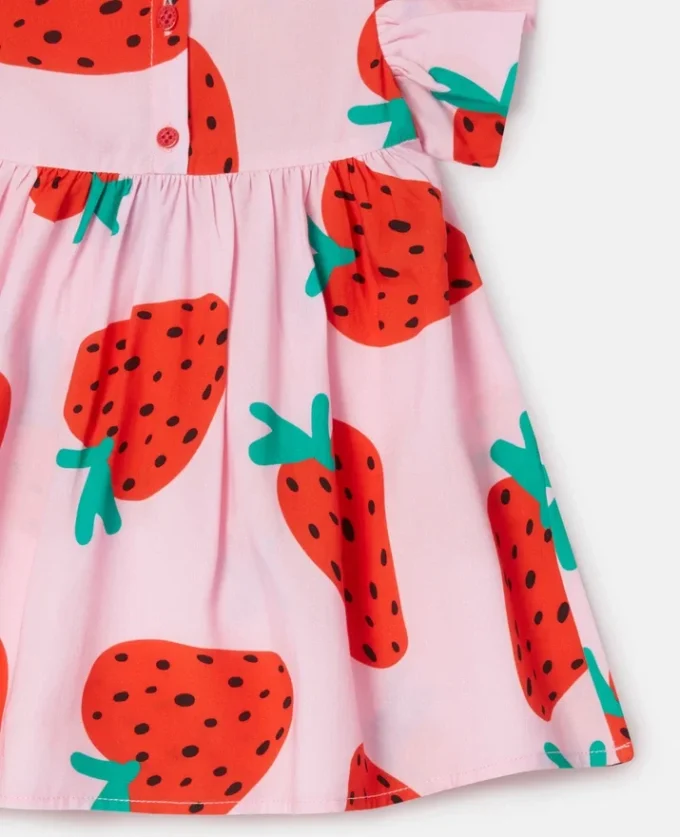 Klädset med jordgubbsmönster och bloomers Klädset med jordgubbsmönster och bloomers