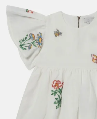 Klänning med blommig broderi och korta ärmar