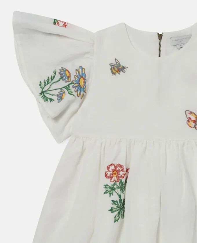 Klänning med blommig broderi och korta ärmar