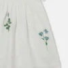 Klänning med blommig broderi och korta ärmar