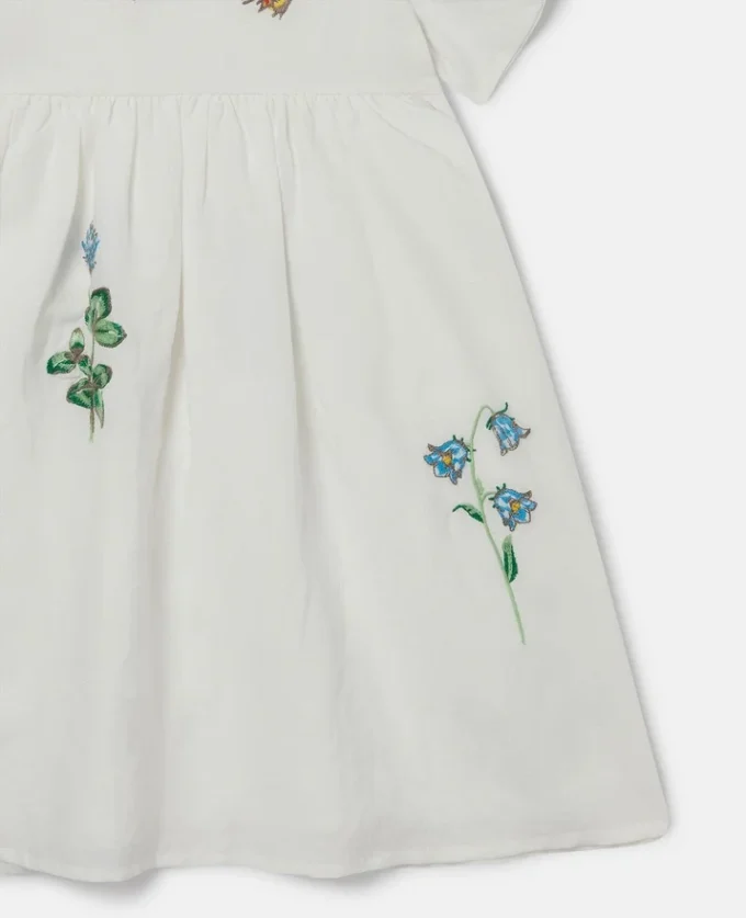 Klänning med blommig broderi och korta ärmar