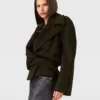 Kort trenchcoat med bälte Kort trenchcoat med bälte