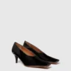 Kvadratisk tå, lackerade kitten heels Kvadratisk tå, lackerade kitten heels