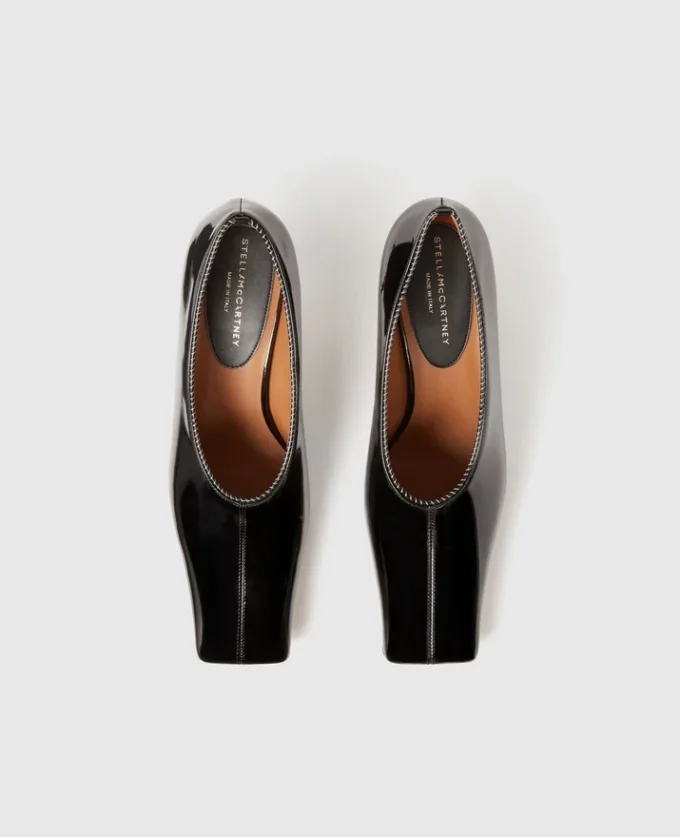 Kvadratisk tå, lackerade kitten heels Kvadratisk tå, lackerade kitten heels