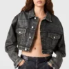 Åldrad kort denimjacka med paneler Åldrad kort denimjacka med paneler