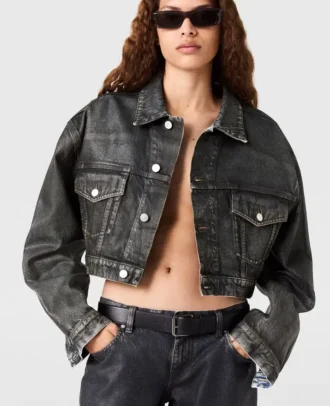Åldrad kort denimjacka med paneler