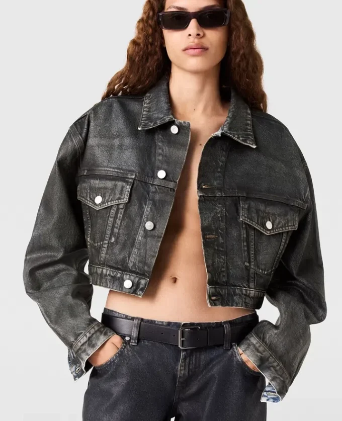 Åldrad kort denimjacka med paneler Åldrad kort denimjacka med paneler