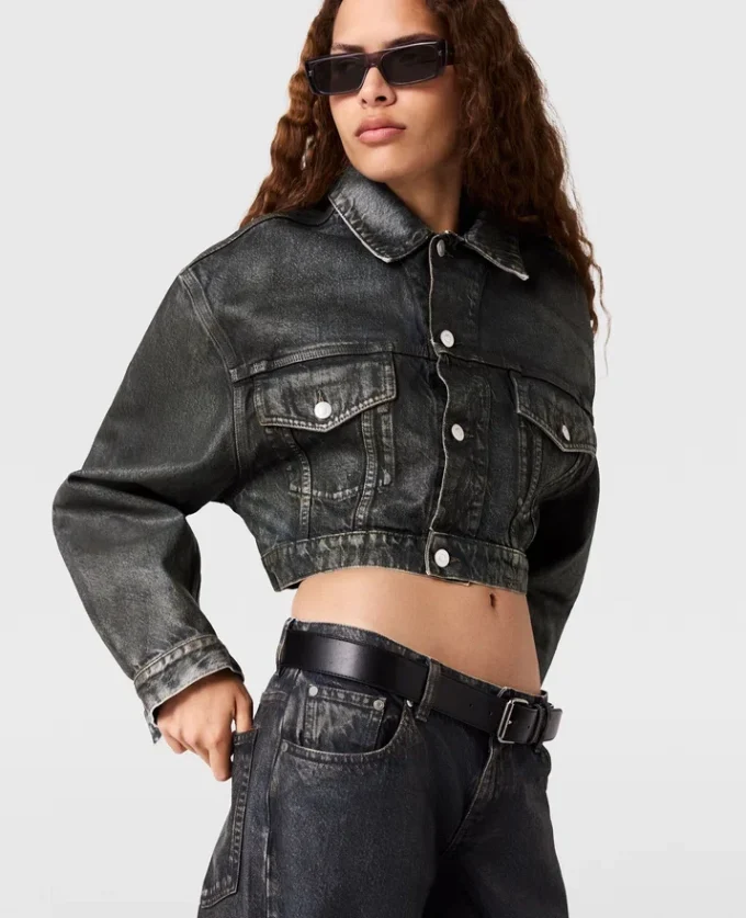 Åldrad kort denimjacka med paneler Åldrad kort denimjacka med paneler
