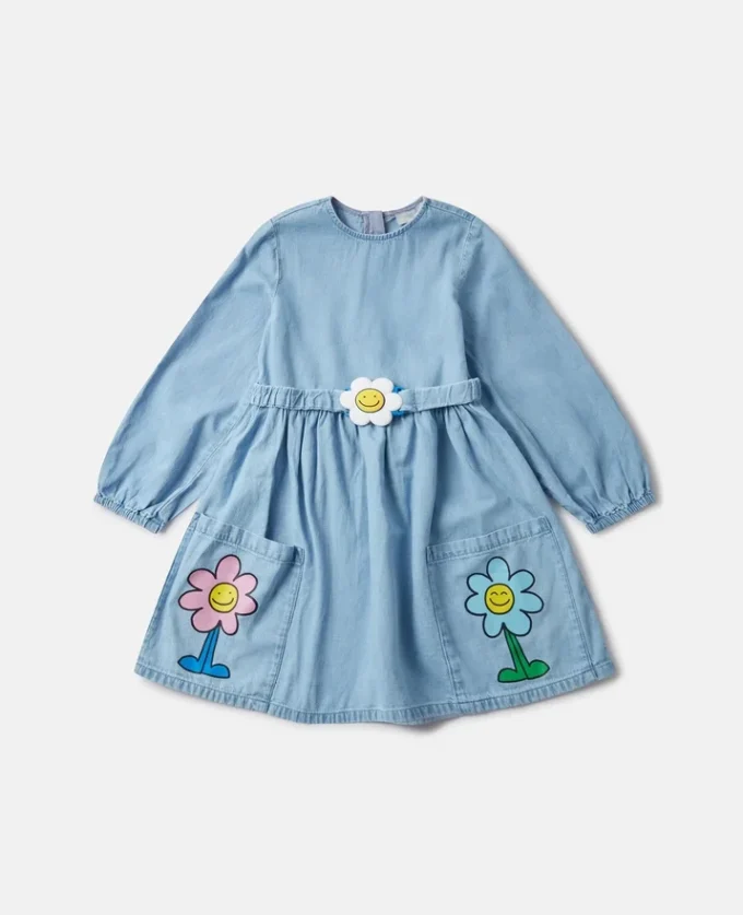 Långärmad klänning med blommig grafisk spänne