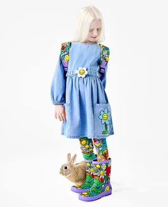 Långärmad klänning med blommig grafisk spänne