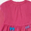 Långärmad klänning med broderad rosett Långärmad klänning med broderad rosett