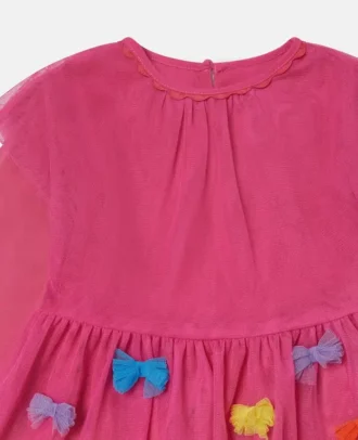 Långärmad klänning med broderad rosett