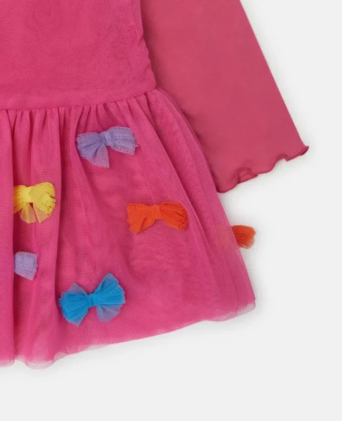 Långärmad klänning med broderad rosett Långärmad klänning med broderad rosett