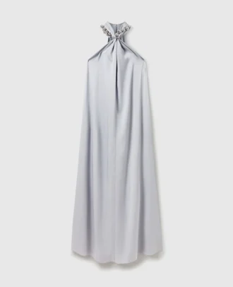Maxiklänning i satin med halterneck och kedjekrage