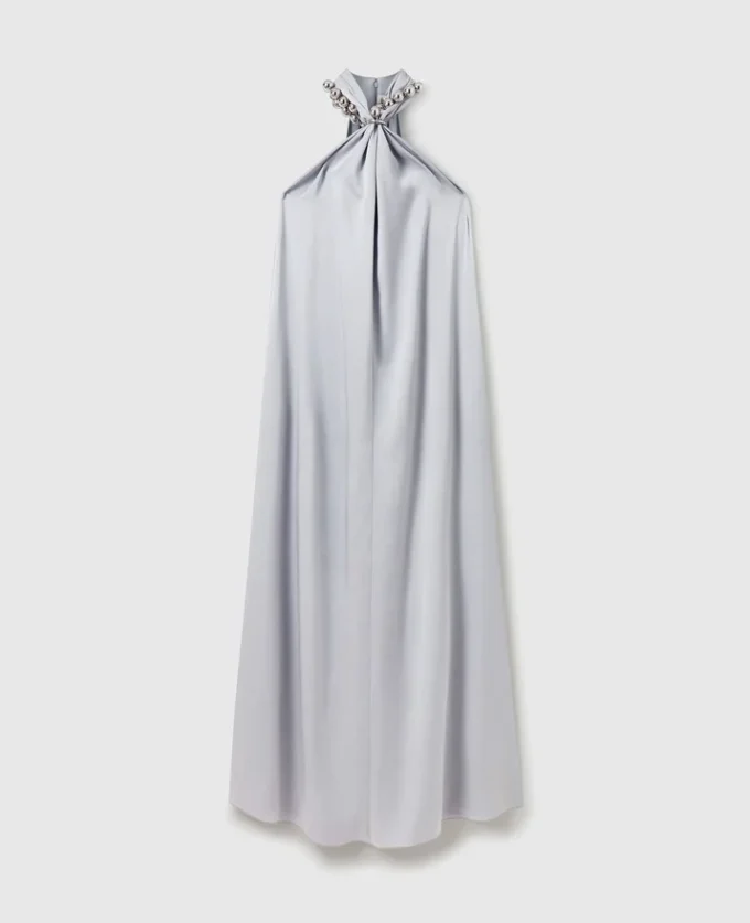 Maxiklänning i satin med halterneck och kedjekrage Maxiklänning i satin med halterneck och kedjekrage
