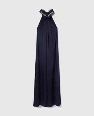 Maxiklänning i satin med halterneck och kedjekrage