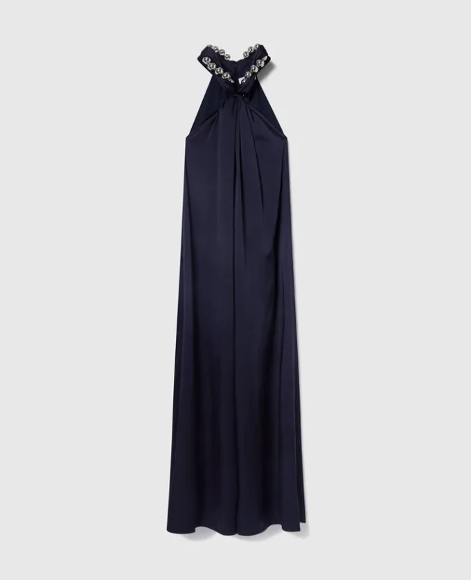 Maxiklänning i satin med halterneck och kedjekrage Maxiklänning i satin med halterneck och kedjekrage