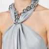 Maxiklänning i satin med halterneck och kedjekrage Maxiklänning i satin med halterneck och kedjekrage